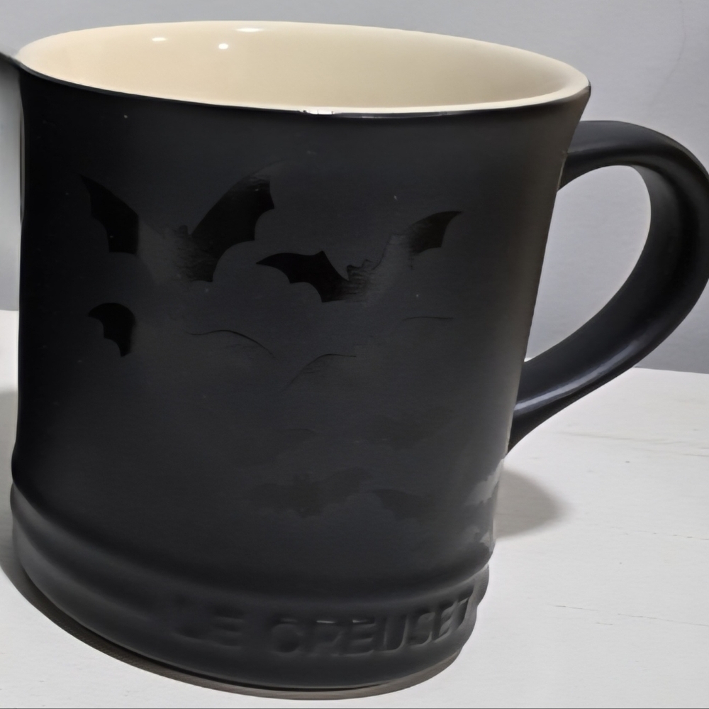 Le Creuset Set of 2 Limited Edition Halloween Bat Mugs HTF Matte Black  NEW - Picture 2 of 4
